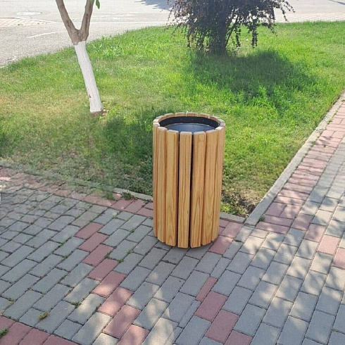 Урна цилиндрическая в деревянной обрешетке лиственница